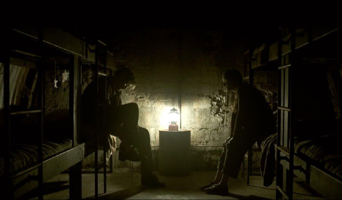 Затаившись