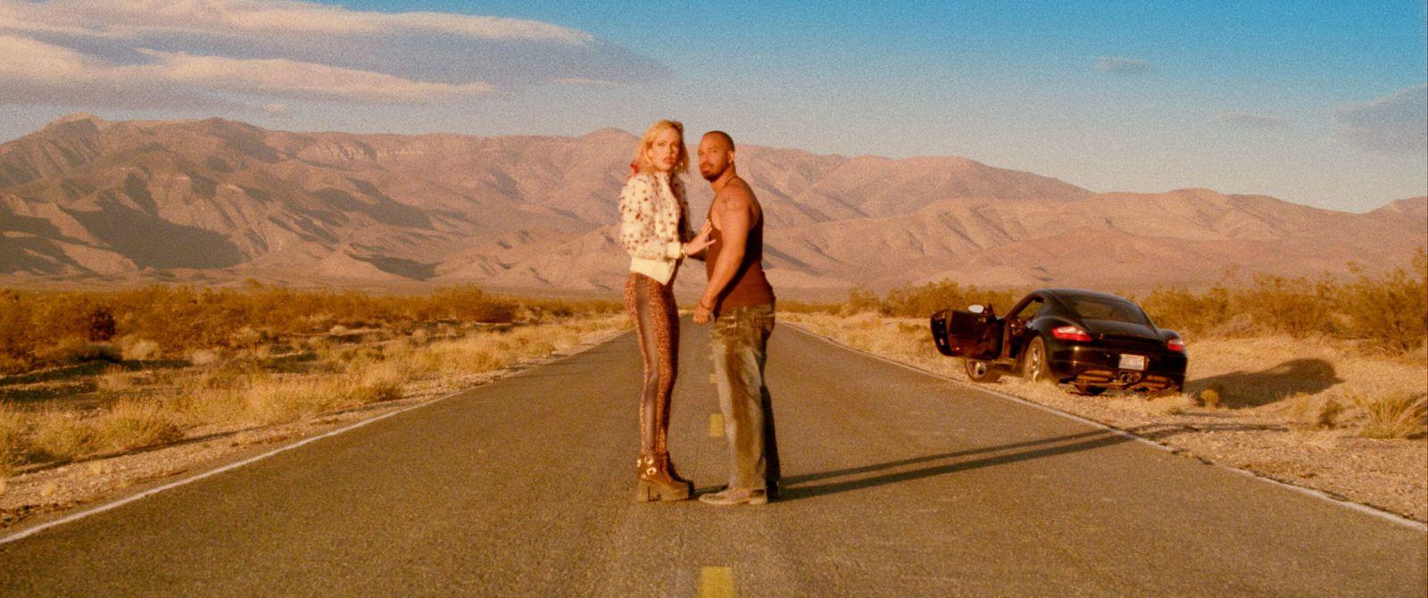 От этого песок становится красным (2016)